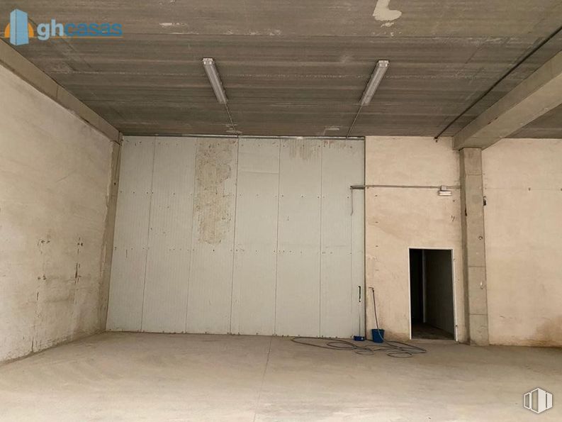 Industrial for sale at Área Industrial, Cabanillas del Campo, Guadalajara, 19171 with door, wood, hall, flooring, composite material, building, ceiling, fixture, concrete and building material around