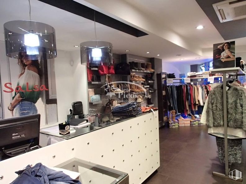 Retail for sale & for rent at Calle San Segundo, Ávila, 05001 with top, person, outerwear, handbag, shoe, automotive design, eyewear, fashion, retail and fashion design around