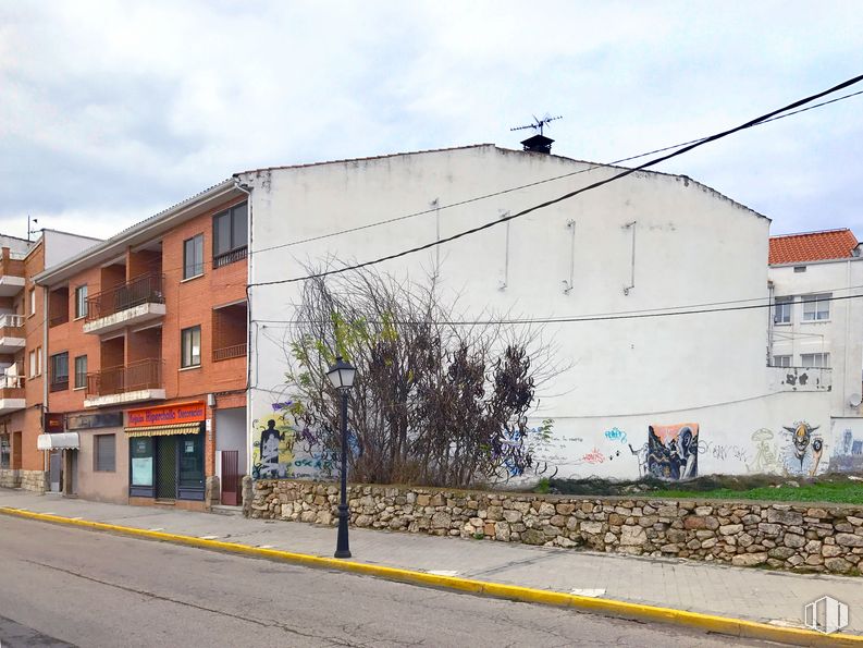 Retail for sale at Calle Egido, 13, Guadalix de la Sierra, Madrid, 28794 with building, sky, cloud, property, window, asphalt, urban design, road surface, neighbourhood and residential area around