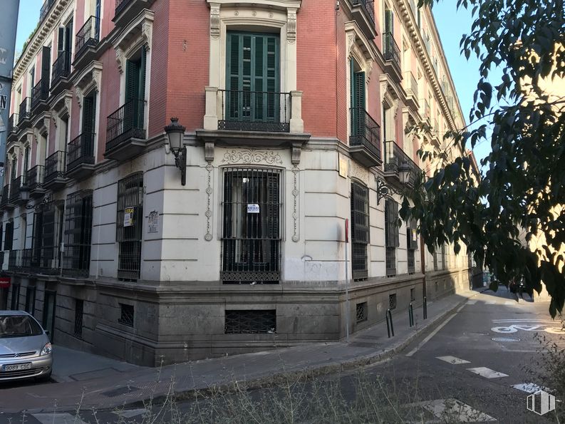 Local en alquiler y venta en Calle Flora, Centro, Madrid, 28013 con coche, edificio, propiedad, ventana, vehículo, cielo, superficie de carretera, diseño urbano, árbol y área residencial alrededor