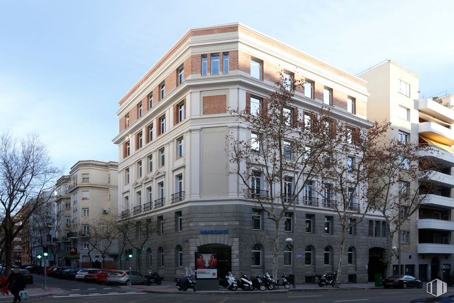 Oficina en alquiler en Calle José Abascal, 51, Chamberí, Madrid, 28003 con edificio, cielo, tiempo de día, ventana, bloque de pisos, diseño urbano, condominio, barrio residencial, árbol y bienes raíces alrededor