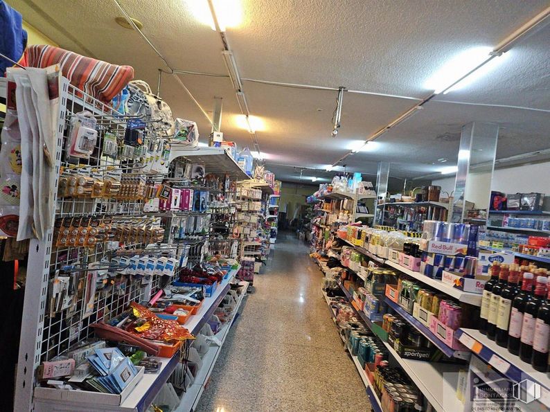 Retail for rent at Calle Magdalena, Colmenar Viejo, Madrid, 28770 with shelf, customer, shelving, convenience store, retail, publication, market, service, trade and city around