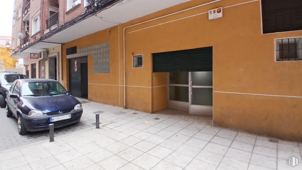 Retail for rent at Plaza Santa Lucía, Talavera de la Reina, Toledo, 45600 with car, window, wheel, automotive parking light, land vehicle, vehicle, tire, building, automotive lighting and vehicle registration plate around