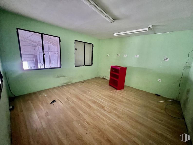 Industrial for rent at Camino Cementerio, Ávila, 05004 with window, cabinetry, building, fixture, paint, wood, interior design, flooring, hall and floor around