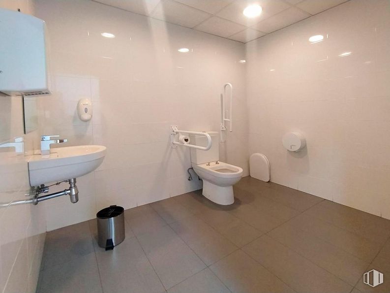 Retail for rent at Avenida Portugal, Ávila, 05001 with toilet, sink, plumbing fixture, bathroom, purple, building, wood, tap, interior design and fixture around