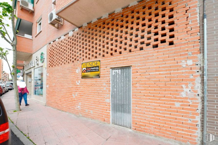 Local en venta en Calle Cristo Salud, 30, Valdemoro, Madrid, 28342 con persona, puerta, edificio, propiedad, ventana, ladrillo, arquitectura, casa, albañilería y superficie de carretera alrededor