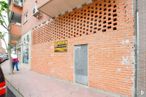 Retail for sale at Calle Cristo Salud, 30, Valdemoro, Madrid, 28342 with person, door, building, property, window, brick, architecture, house, brickwork and road surface around