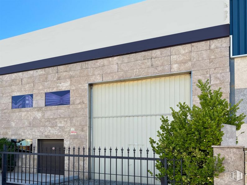 Industrial for sale at Calle Felipe II, Yuncos, Toledo, 45210 with plant, door, property, sky, blue, shade, fence, building, brick and brickwork around