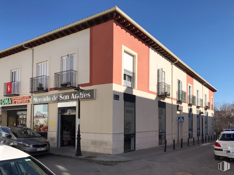 Retail for sale at Plaza Constitución, Villarejo de Salvanés, Madrid, 28590 with car and door around