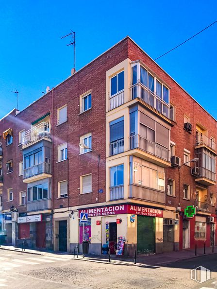 Retail for sale at Calle Lazaga, 11, Tetuán, Madrid, 28020 with building, window, sky, blue, street light, urban design, condominium, facade, commercial building and metropolitan area around