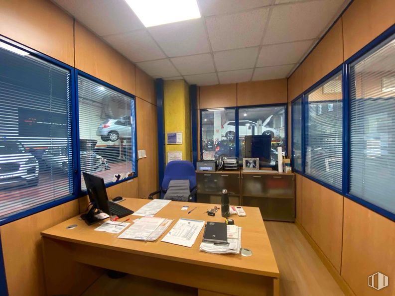 Industrial for sale at Zona empresarial, Alcobendas, Madrid, 28100 with desk, light fixture, chair, lighting, furniture, interior design, office chair, ceiling, flooring and floor around