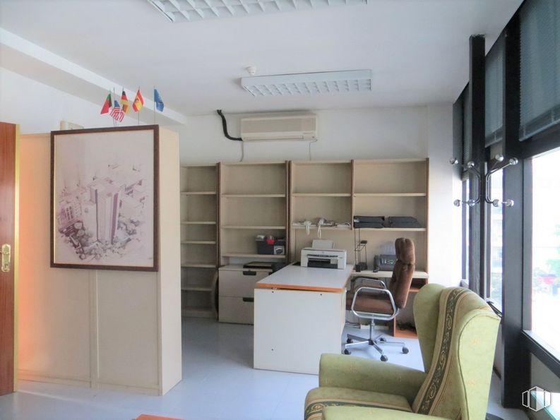 Oficina en alquiler y venta en Calle Altozano, Majadahonda, Madrid, 28220 con marco, silla, propiedad, mueble, edificio, estantería, diseño de interiores, estante, piso y suelo alrededor