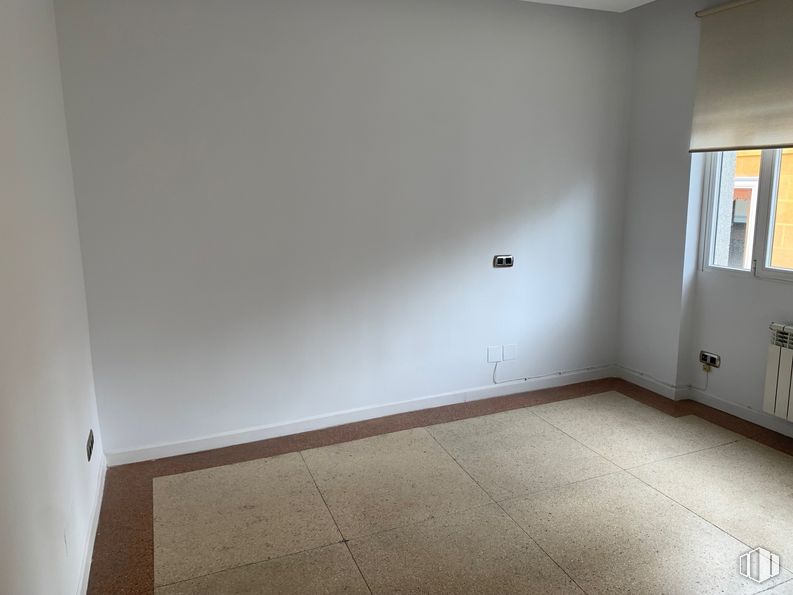 Oficina en alquiler en Zona Centro, Centro, Madrid, 28015 con ventana, propiedad, edificio, accesorio, madera, pintura, casa, suelo, piso y pared alrededor