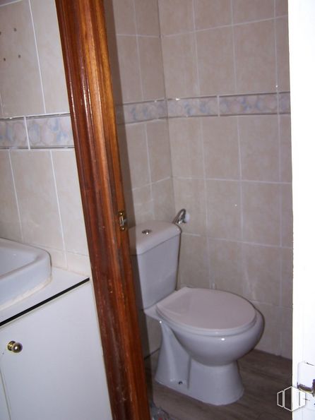 Retail for sale at Zona La Serna, Fuenlabrada, Madrid, 28941 with toilet, cabinetry, brown, plumbing fixture, property, toilet seat, bathroom, fixture, purple and black around