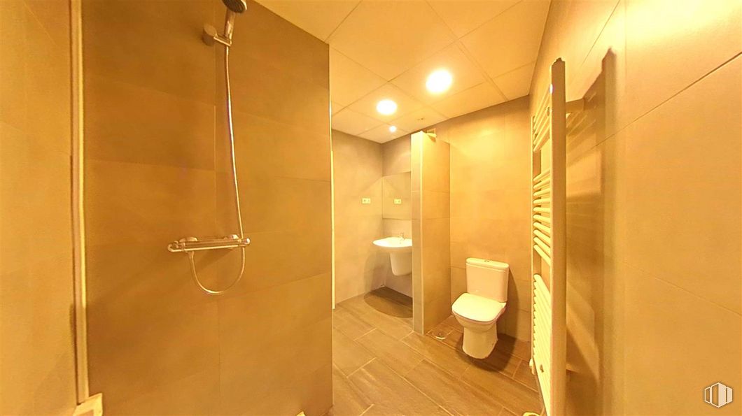 Office for sale at Calle Segundo Mata, Pozuelo de Alarcón, Madrid, 28224 with toilet, shower, plumbing fixture, property, shower head, building, shower door, bathroom, shower bar and house around