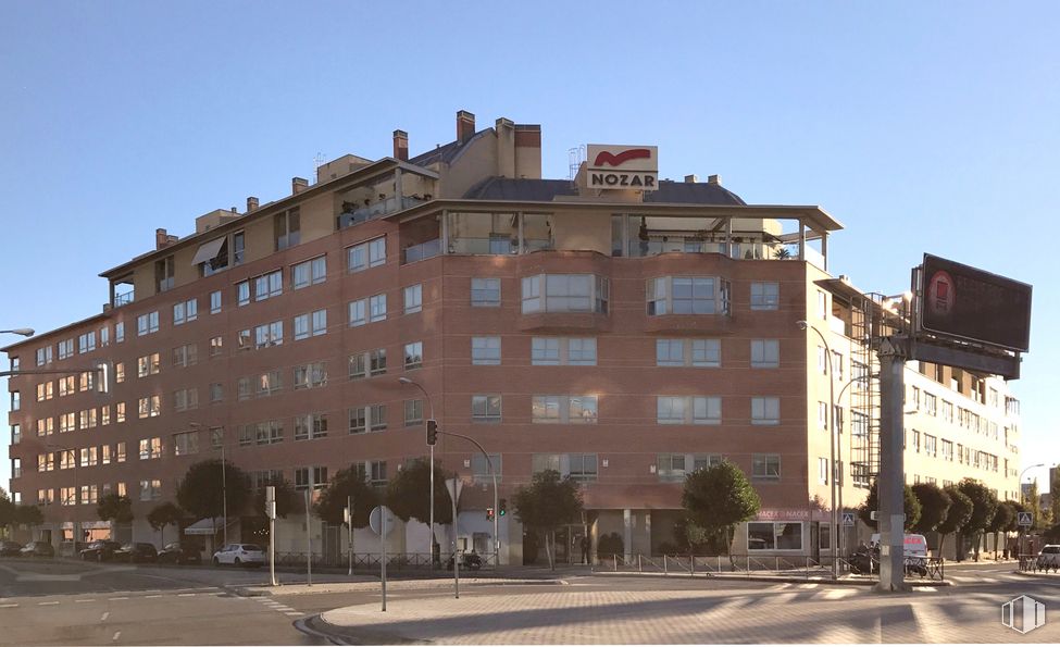 Local en alquiler y venta en Calle Embajadores, 276, Arganzuela, Madrid, 28053 con edificio, cielo, ventana, día, propiedad, diseño urbano, condominio, bloque de torre, barrio y accesorio alrededor