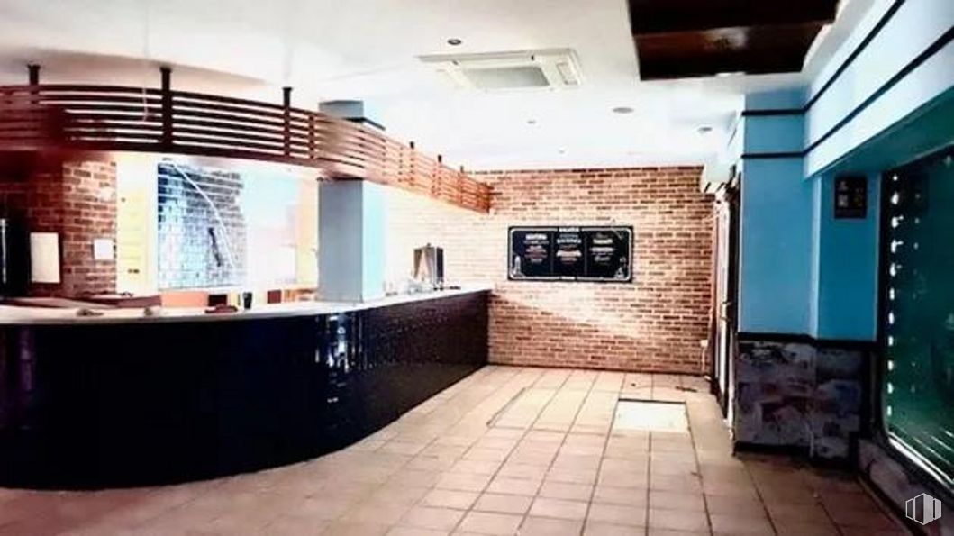 Retail for sale at Calle Galicia, Toledo, 45005 with property, interior design, architecture, brick, flooring, wood, brickwork, floor, wall and ceiling around