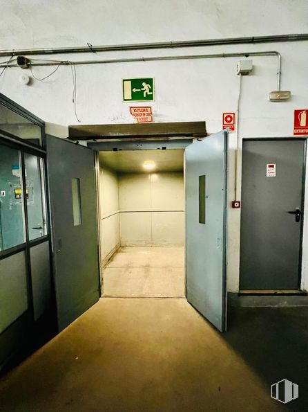 Industrial for sale & for rent at Polígono Industrial Los Olivos, Getafe, Madrid, 28906 with door, flooring, floor, composite material, metal, ceiling, concrete, paint, electrical supply and steel around