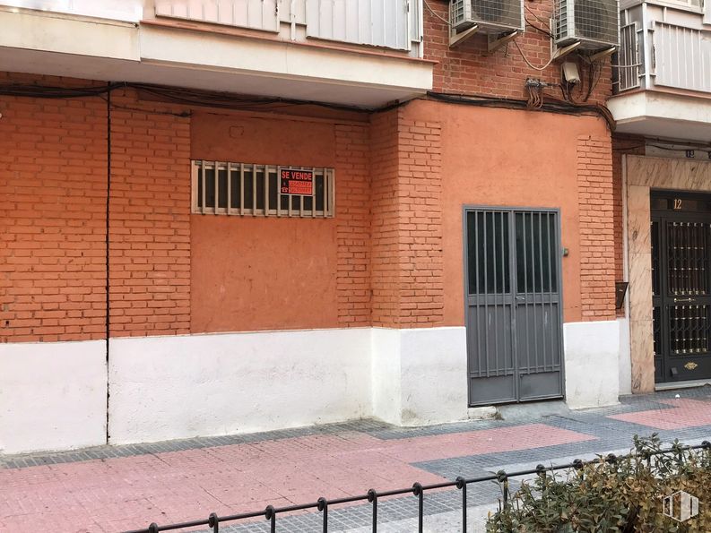 Local en venta en Calle Mallorca, 12, Leganés, Madrid, 28913 con puerta, ventana, propiedad, edificio, planta, madera, superficie de la carretera, albañilería, barrio y sombra alrededor