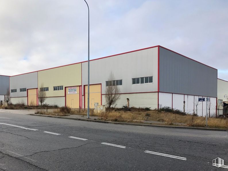 Industrial for sale & for rent at Avenida Segovia, Segovia, 40195 with building, cloud, sky, asphalt, land lot, street light, wall, road surface, residential area and fixture around