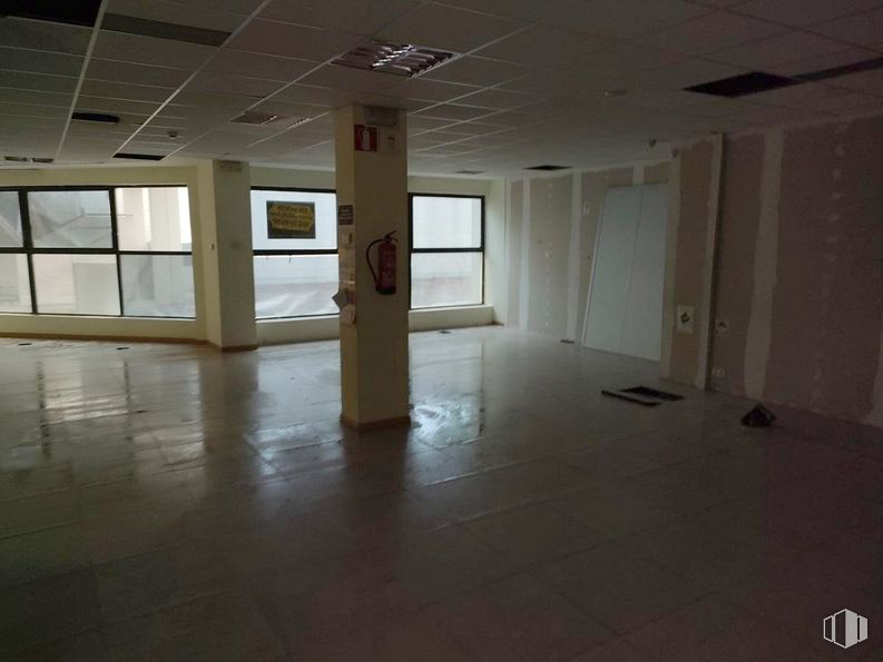 Retail for sale at Calle Londres, 38, Las Rozas de Madrid, Madrid, 28230 with window, fixture, wood, hall, interior design, flooring, floor, ceiling, hardwood and space around