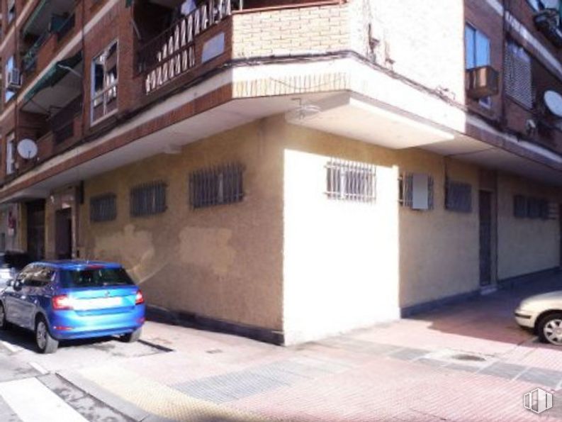 Local en alquiler en Calle La Rosa, 6, Alcalá de Henares, Madrid, 28803 con coche, edificio, ventana, propiedad, vehículo, rueda, arquitectura, neumático, exterior automotriz y barrio alrededor