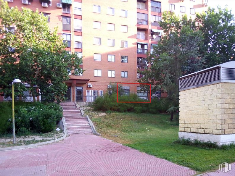 Local en venta en Calle Azorín, 11, Móstoles, Madrid, 28935 con edificio, planta, ventana, superficie de la carretera, árbol, diseño urbano, hierba, barrio, zona residencial y luz de la calle alrededor