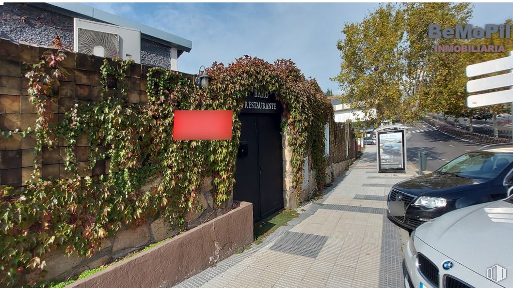 Retail for rent at Calle Doctor Calero, Majadahonda, Madrid, 28220 with car, plant, automotive lighting, building, vehicle, sky, road surface, motor vehicle, tree and asphalt around