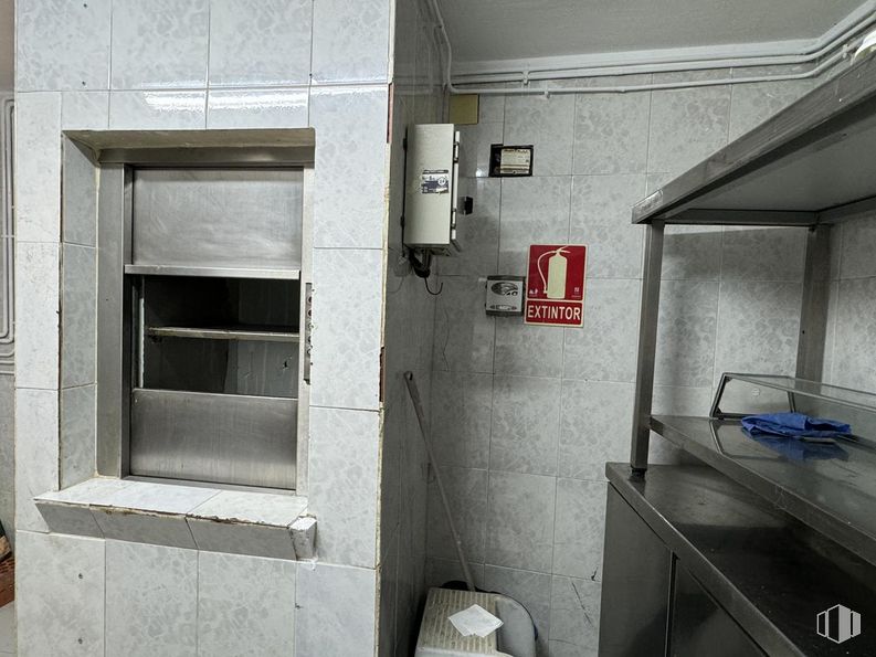 Retail for rent at Barrio del Castillo, Cuenca, 16001 with building, fixture, window, door, rectangle, gas, plumbing fixture, concrete, house and machine around