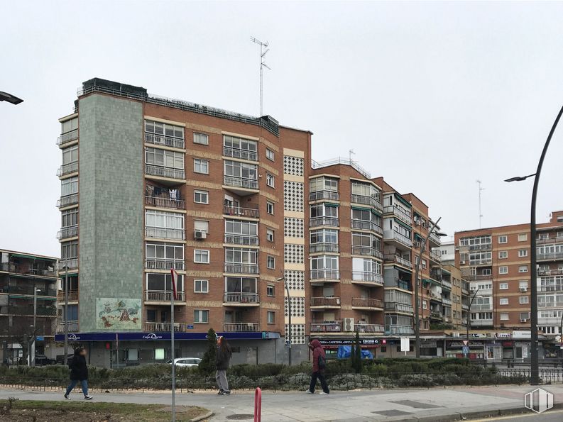 Local en alquiler en Avenida Constitución, 47, Móstoles, Madrid, 28931 con edificio, persona, cielo, ventana, luz de la calle, diseño urbano, bloque de torre, condominio, área residencial y fachada alrededor