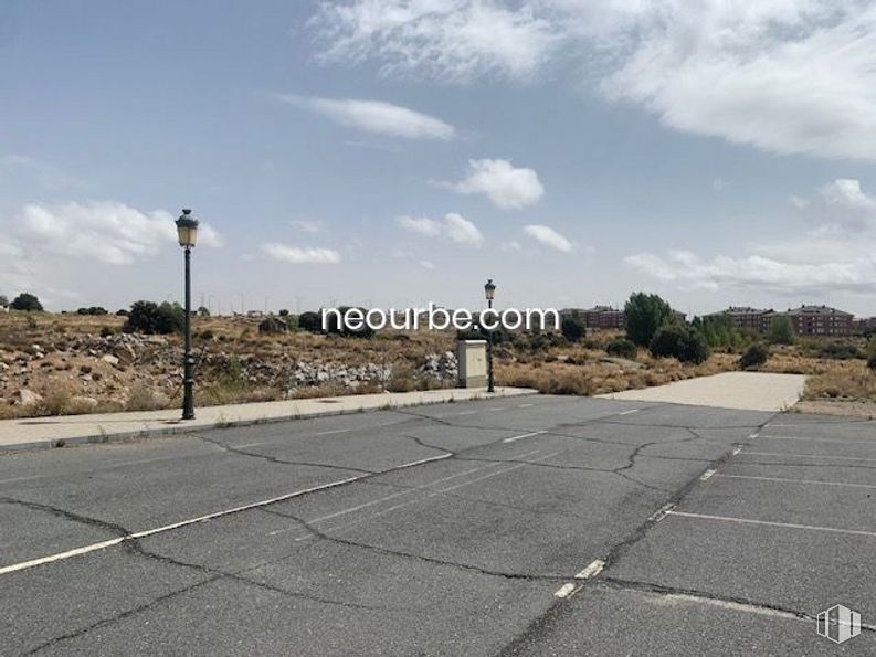 Land for sale at Calle Albacete, Ávila, 05004 with street light, cloud, sky, plant, road surface, asphalt, land lot, tree, tar and thoroughfare around