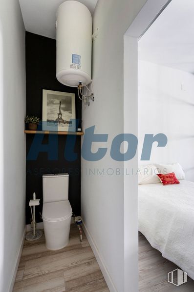 Local en venta en Calle Arzúa, Hortaleza, Madrid, 28033 con inodoro, alumbrado, cama, edificio, interiorismo, gris, suelo, madera, suelos y confort alrededor