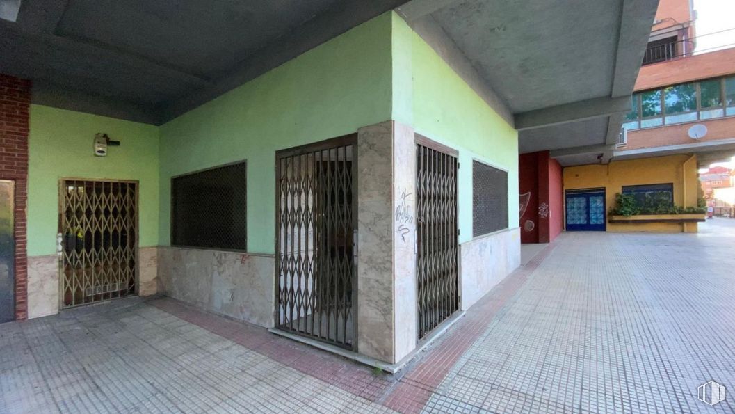 Retail for sale at Calle Cardenal González Mendoza, 3, Guadalajara, 19001 with door, window, building, fixture, flooring, floor, wood, real estate, composite material and brick around