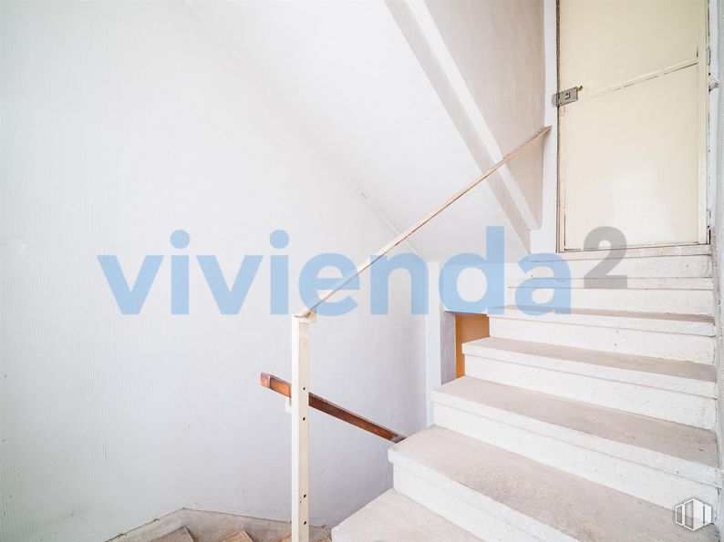 Local en venta en Calle San Fidel, Ciudad Lineal, Madrid, 28017 con escaleras, madera, edificio, suelos, accesorio, madera dura, pintura, material compuesto, fuente y vidrio alrededor