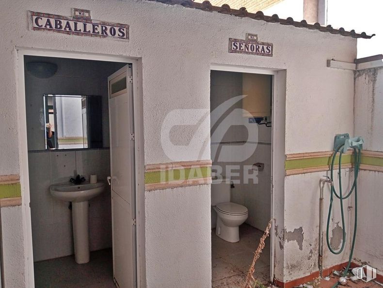 Retail for rent at Plaza José Antonio, Lominchar, Toledo, 45212 with toilet, sink, interior design, door, fixture, real estate, gas, machine, plumbing fixture and window around