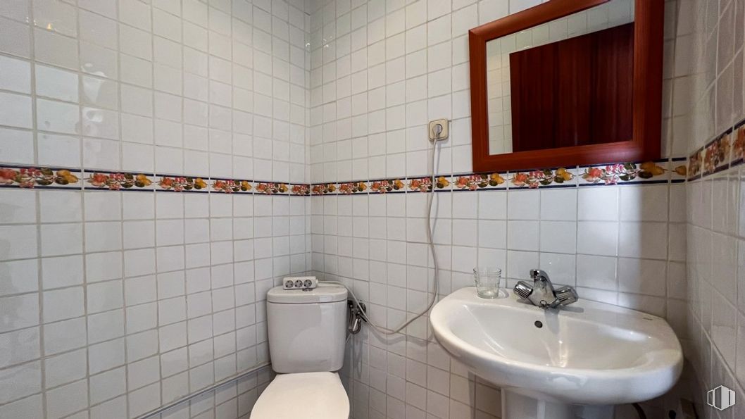 Office for sale at Zona Céntrica, Collado Villalba, Madrid, 28400 with sink, toilet, tap, plumbing fixture, bathroom sink, bathroom, building, purple, interior design and floor around