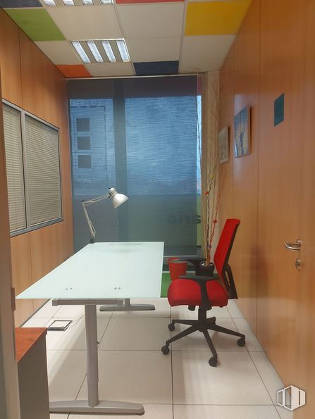 Oficina en alquiler en Avenida Portugal, 32, Griñón, Madrid, 28971 con silla, mesa, alumbrado, persiana de la ventana, mueble, edificio, silla de oficina, escritorio para computadora, escritorio y ventana alrededor