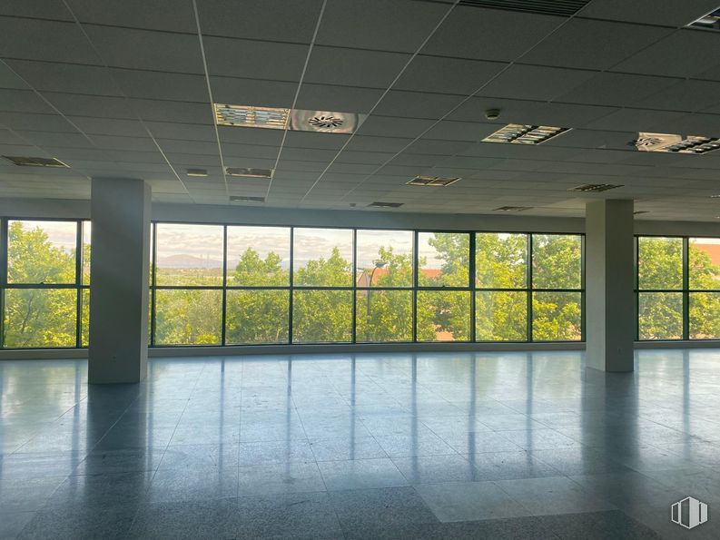 Oficina en alquiler en Avenida Tenerife, 2, San Sebastián de los Reyes, Madrid, 28700 con ventana, accesorio, suelos, tintes y matices, techo, vidrio, evento, ciudad, planta y sombra alrededor