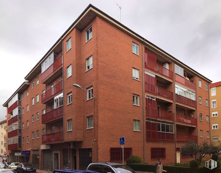 Local en alquiler en Calle Virgen de las Angustias, 37, Ávila, 05005 con edificio, coche, cielo, ventana, propiedad, vehículo, luz de estacionamiento automotriz, nube, rueda y diseño urbano alrededor