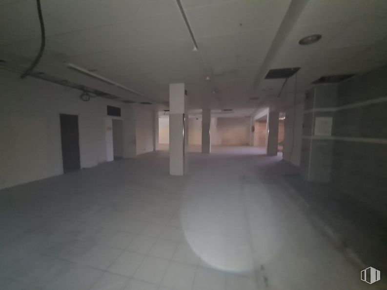 Retail for sale at Paseo de Ezequiel González, Segovia, 40002 with door, fixture, hall, grey, floor, flooring, composite material, ceiling, space and concrete around