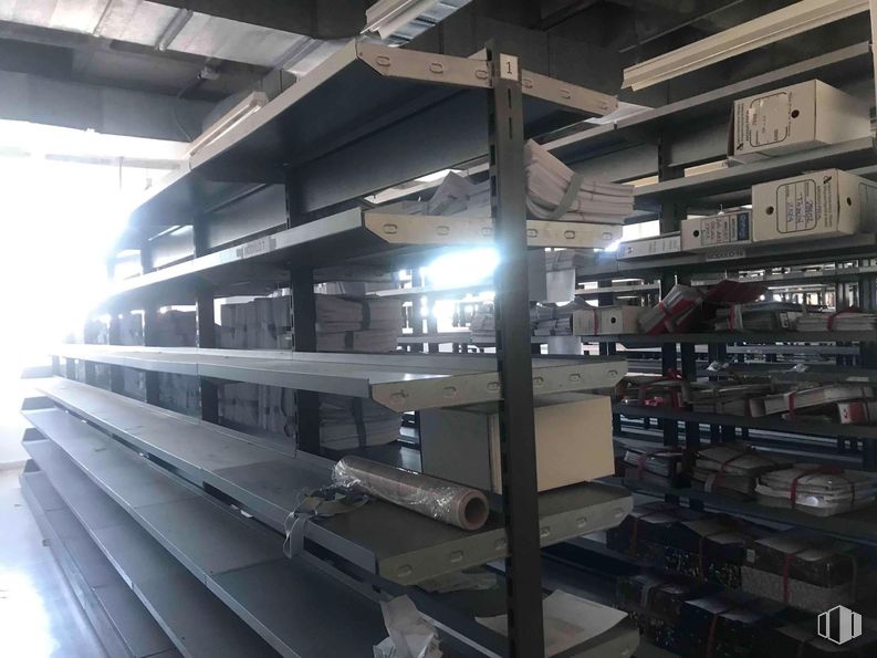 Industrial for sale at Zona Carabanchel, Carabanchel, Madrid, 28044 with metal, shelving, building material, pipe, steel, aluminium, beam, shelf and warehouse around