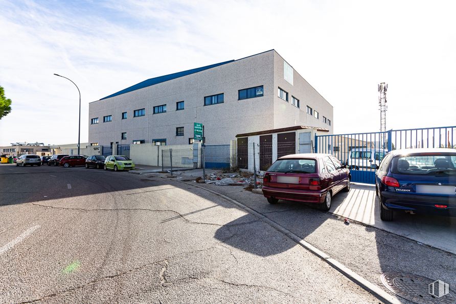 Industrial for sale at Zona industrial Sur Occidental, Móstoles, Madrid, 28938 with car, building, automotive parking light, sky, tire, wheel, vehicle, cloud, automotive lighting and motor vehicle around