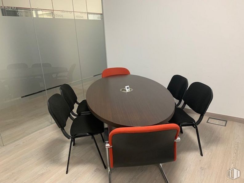 Oficina en venta en Edificio Oficant, Ronda Poniente, 15, Tres Cantos, Madrid, 28760 con silla, mesa, mueble, edificio, suelos, madera, silla de oficina, interiorismo, suelo y propiedad material alrededor