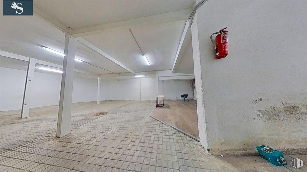 Nave en alquiler en Calle Hierbabuena, Tetuán, Madrid, 28039 con extintor de incendios, línea, suelos, suelo, accesorio, edificio, material compuesto, gas, techo y hall alrededor