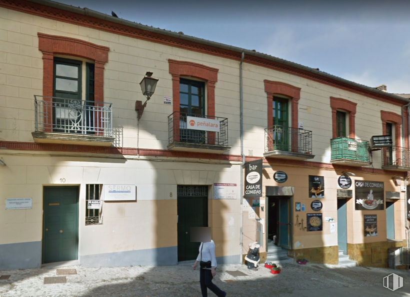 Office for rent at Zona Centro, Segovia, 40001 with window, property, building, door, fixture, neighbourhood, facade, real estate, gas and sky around