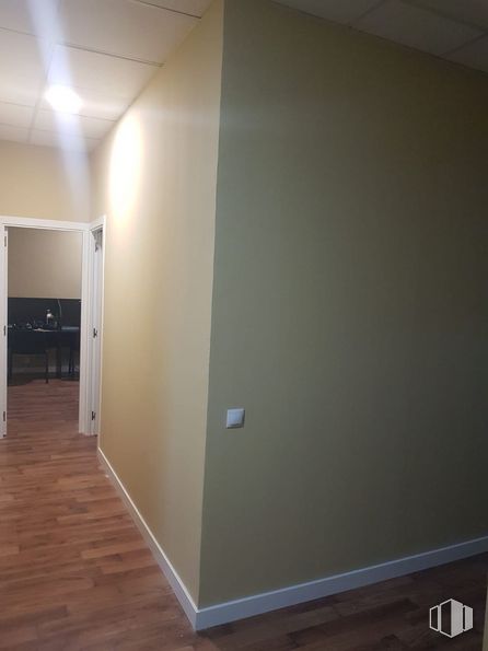 Oficina en venta en Edificio Prolar, Calle Carpinteros, 6, Villaviciosa de Odón, Madrid, 28670 con pintura, accesorio, madera, material compuesto, piso, madera dura, yeso, sombra, tinte para madera y techo alrededor