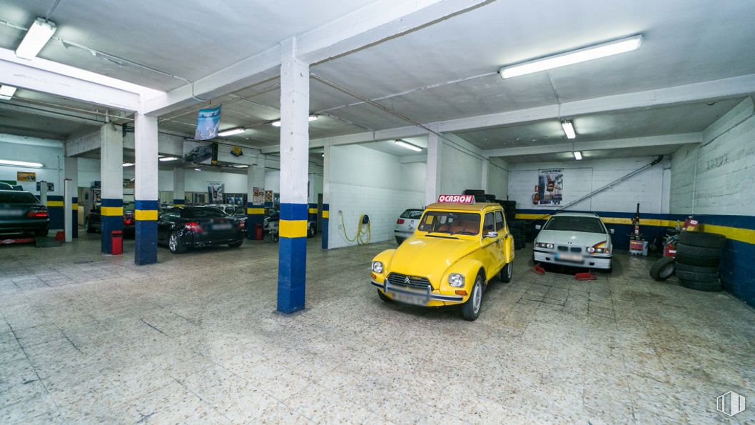 Local en venta en Zona Centro, Villaviciosa de Odón, Madrid, 28670 con vehículo de juguete, coche, luz de estacionamiento automotriz, neumático, vehículo, campana, rueda, vehículo motorizado, diseño automotriz y asfalto alrededor