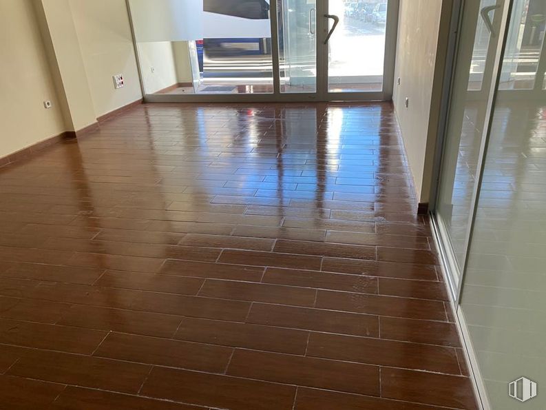 Retail for sale at Calle Romero, Azuqueca de Henares, Guadalajara, 19200 with flooring, floor, wood, brown, tile flooring, wood flooring, tile, wood stain, hardwood and laminate flooring around