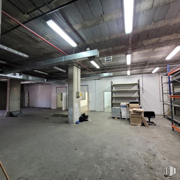 Industrial for sale at Calle María Tubau, Fuencarral - El Pardo, Madrid, 28050 with light fixture, flooring, ceiling, floor, lighting, composite material, fluorescent lamp, metal, hall and parking lot around