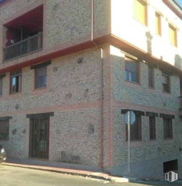 Retail for sale at Calle Cruz, Arenas de San Pedro, Ávila, 05400 with building, property, window, fixture, architecture, brick, brickwork, material property, real estate and facade around